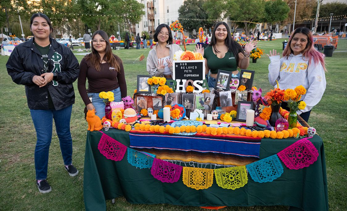 Students at Dia de los muertos altar